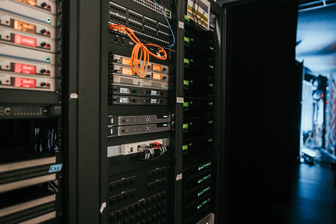 Kecepatan Server Niagahoster vs Hostinger: Benchmark 2024